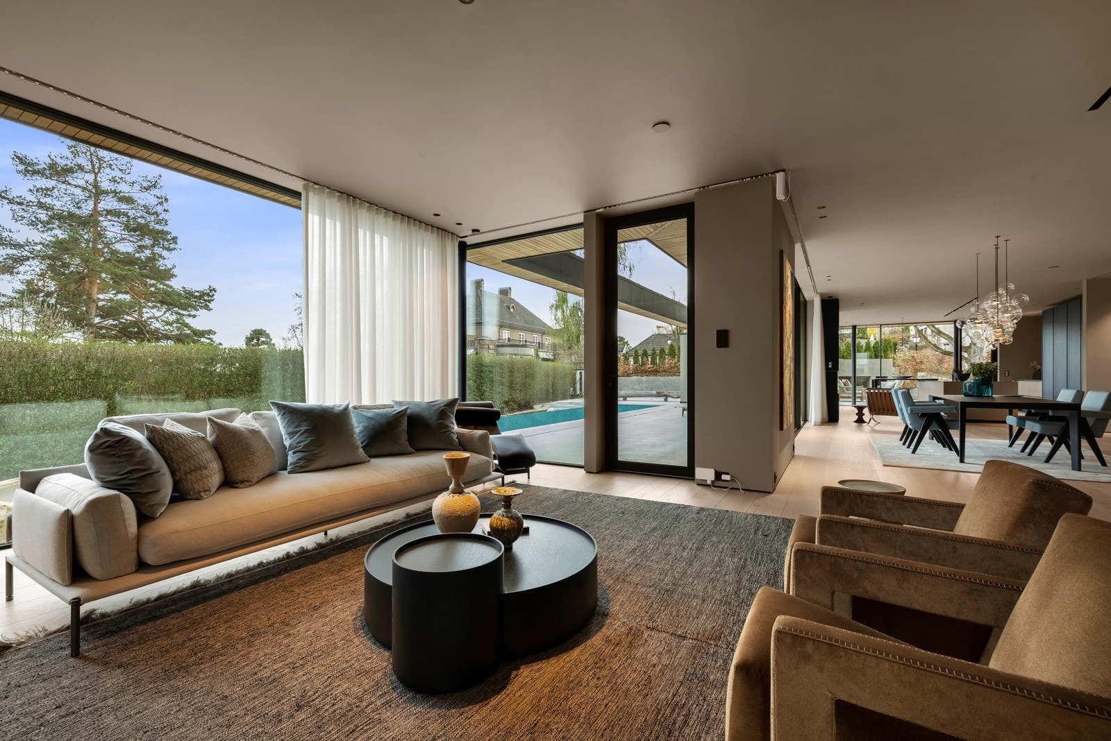 Flotte vinduer fra gulv til tak gir god kontakt med utearealet. Galleribilde