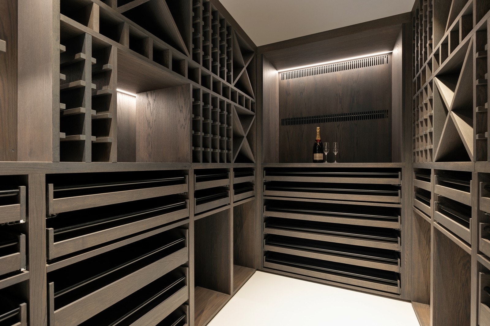 Vinrommet i kjelleren er innredet med hyller i eik og har belysning med LED-striper. Galleribilde