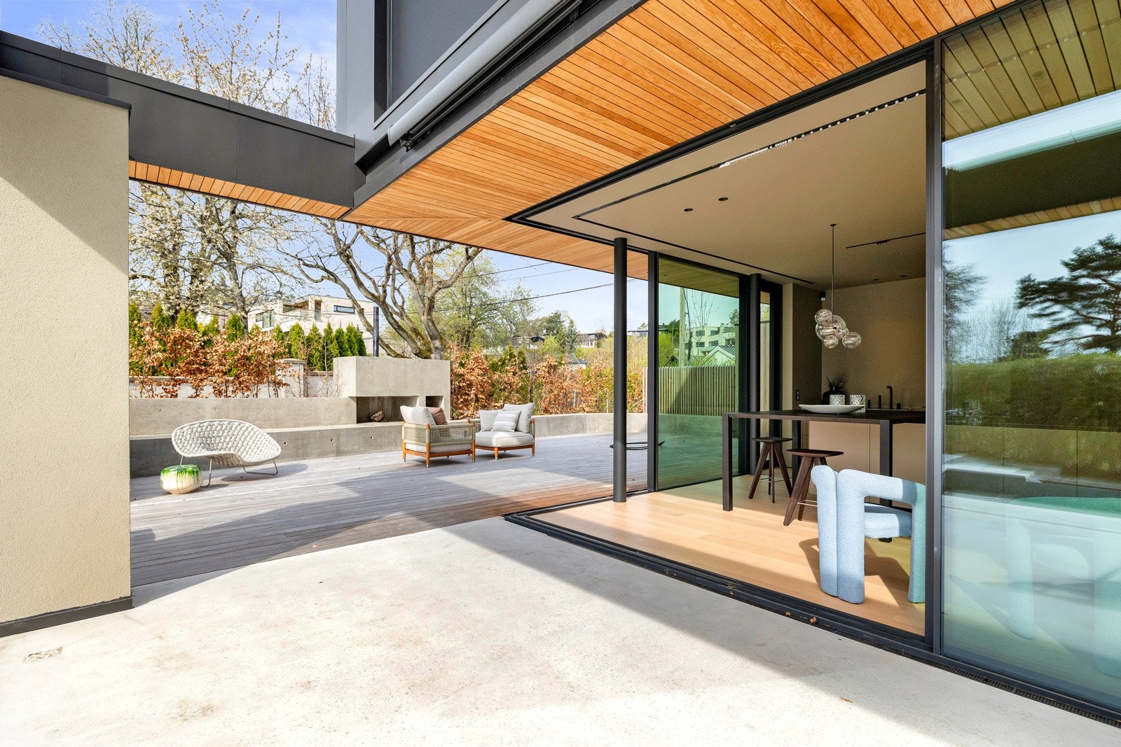 Med dørene åpne inn til kjøkkenet kan man slippe sommeren godt inn i rommet. Galleribilde