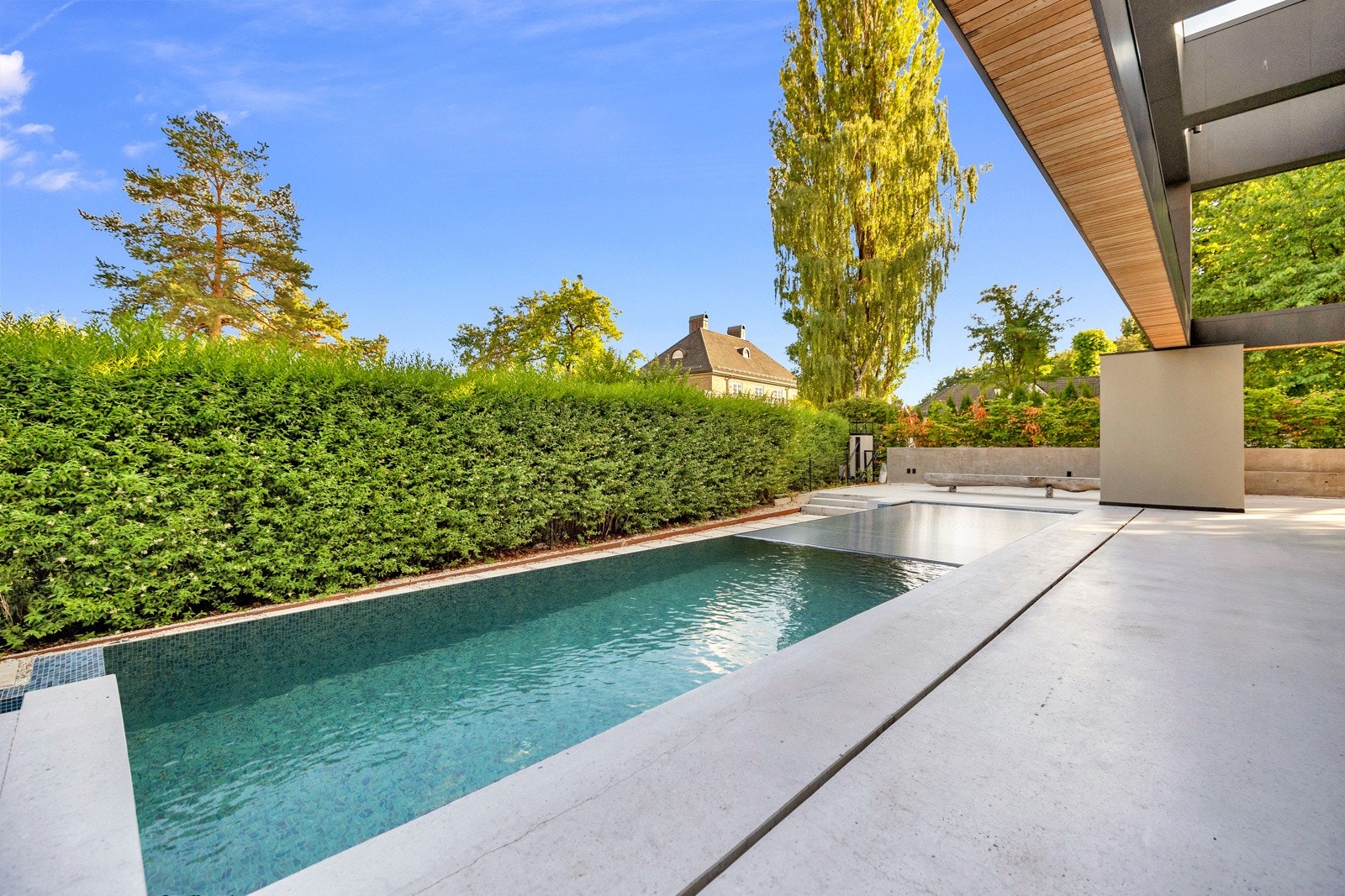 Tomten er meget pent opparbeidet og har et veltilpasset terrasseområde for late sommerdager i solen. Galleribilde