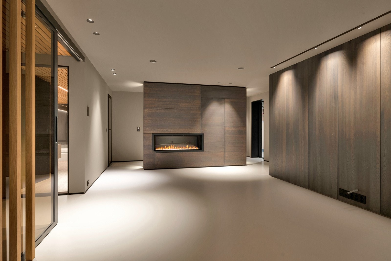 Loungen har fin plass til en comfy sofagruppe, og den rette stemningen settes ved hjelp av en biopeis. Galleribilde