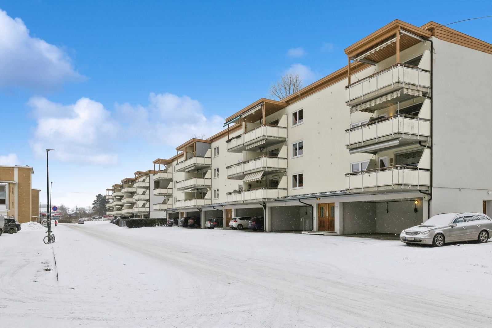 Leiligheten ligger i 3.etasje i denne blokken sentralt på Kjeller. Det disponeres carport der det er montert ladeboks. Det vil også være mulig å parkere bak carport Galleribilde