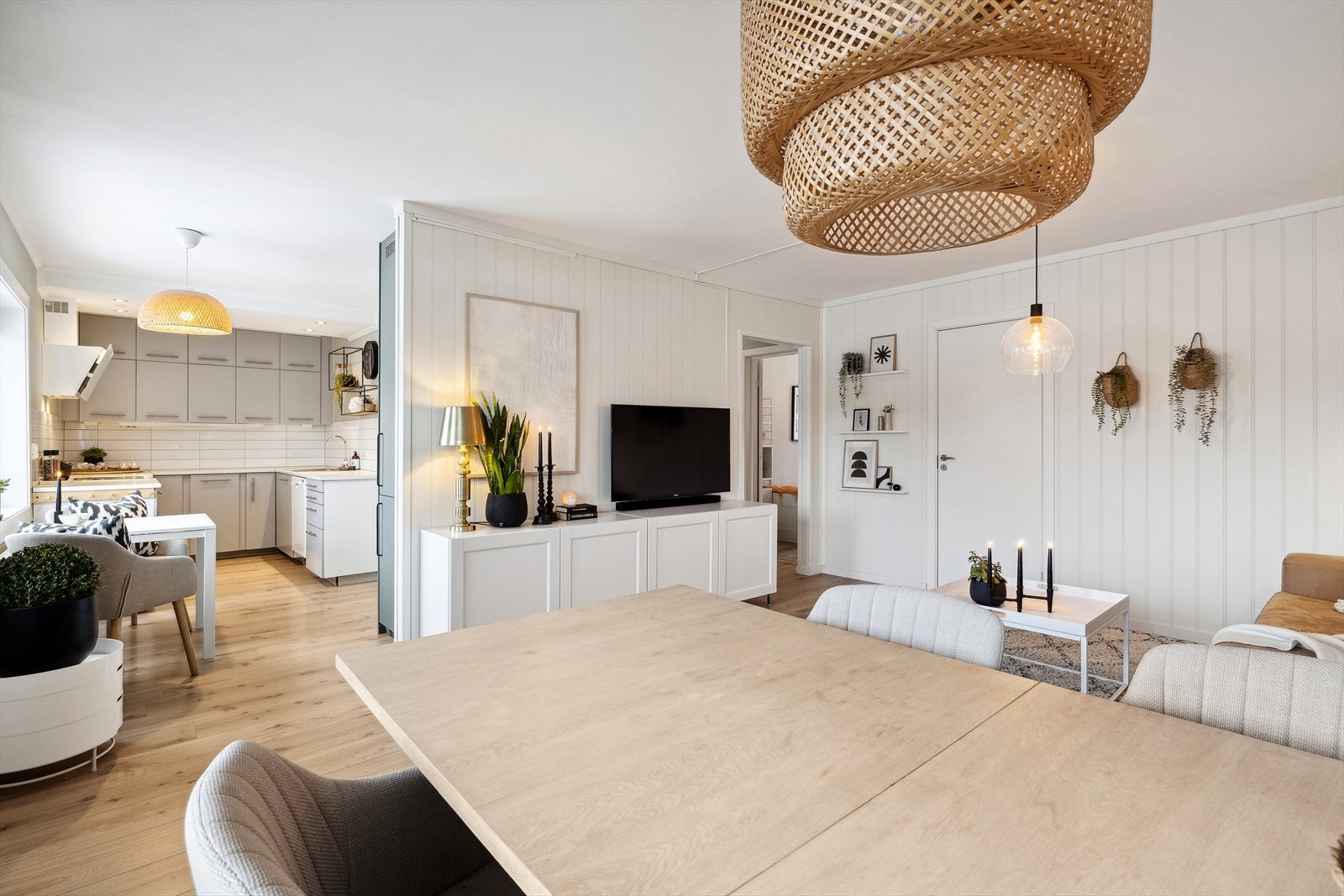 Kjøkkenet ligger i en delvis åpen løsning med stuen, i egen sone Galleribilde