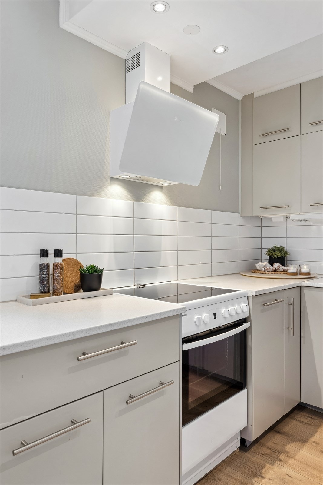 Kjøle-/fryseskap er integrert i innredningen. Videre er det avsatt plass til komfyr og underbygget oppvaskmaskin Galleribilde