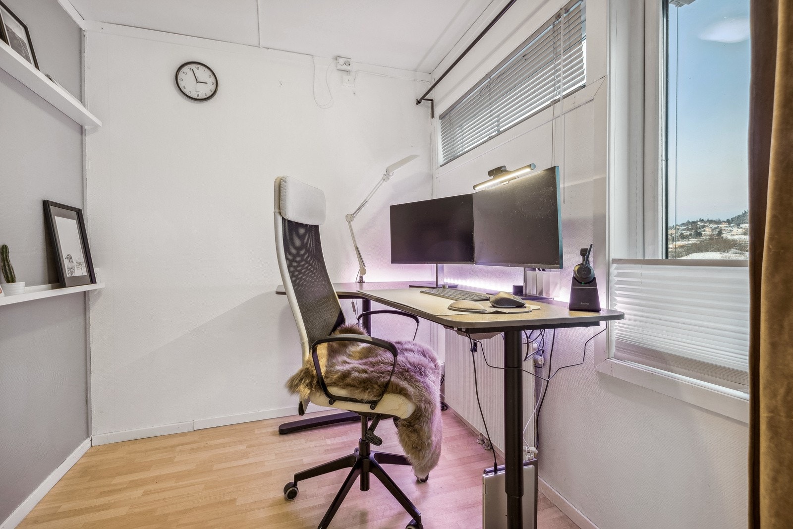 Kontor (godkjent som bod) innenfor soverom 2. Flere benytter dette rommet som soverom. Godt med garderobeplass og radiator som varmekilde. Galleribilde