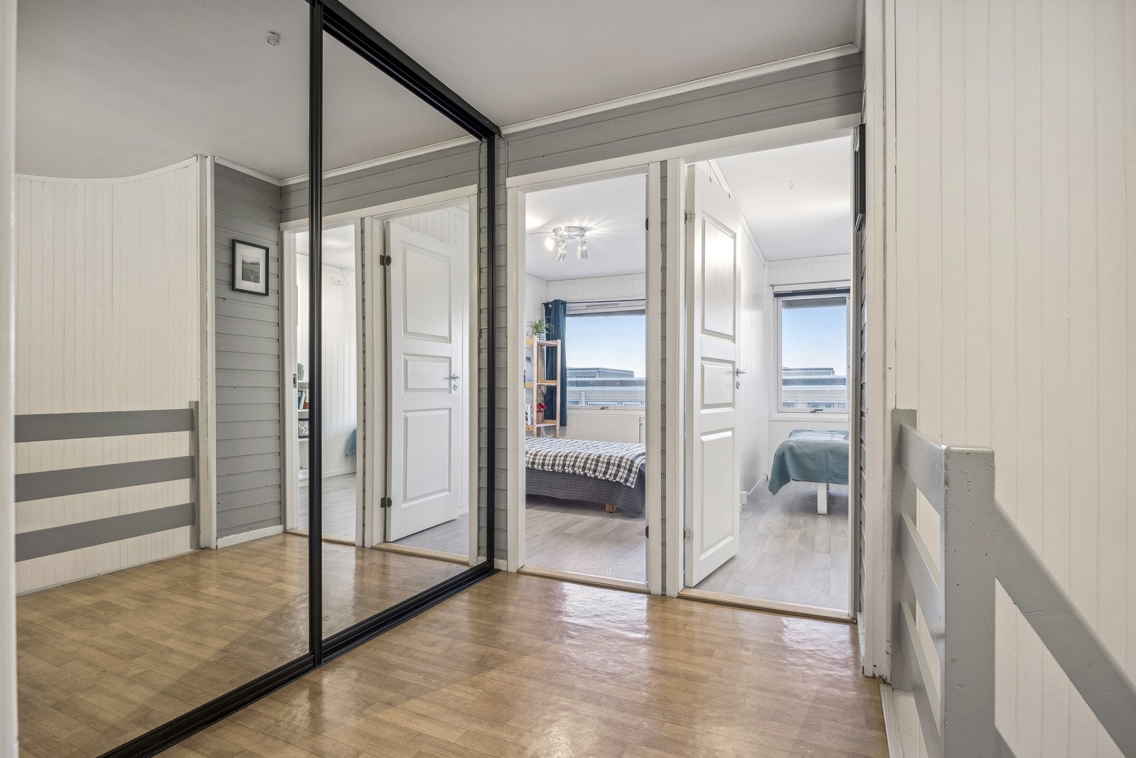 Gang i 2. etasje med stor skyvedørsgarderobe med god garderobeplass til alle i familien. Galleribilde
