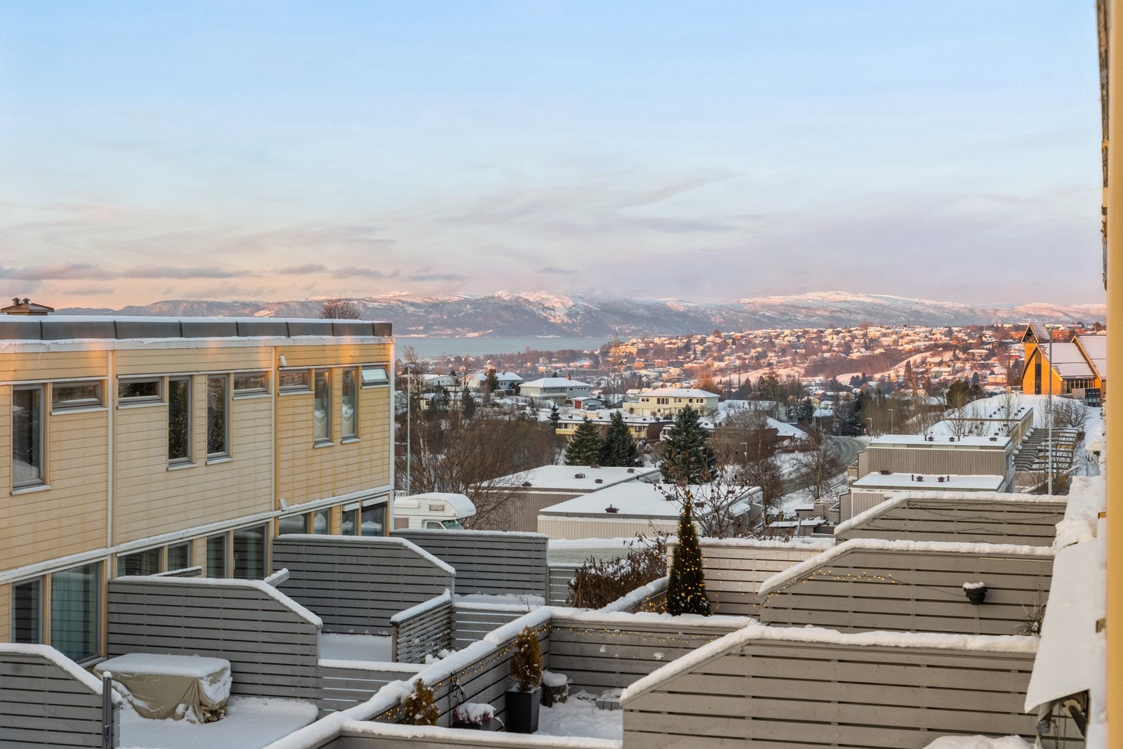 Utsikt fra soverom. Her ser man nedover mot Trondheim, Trondheimsfjorden med Fosenalpene i bakgrunnen. Galleribilde