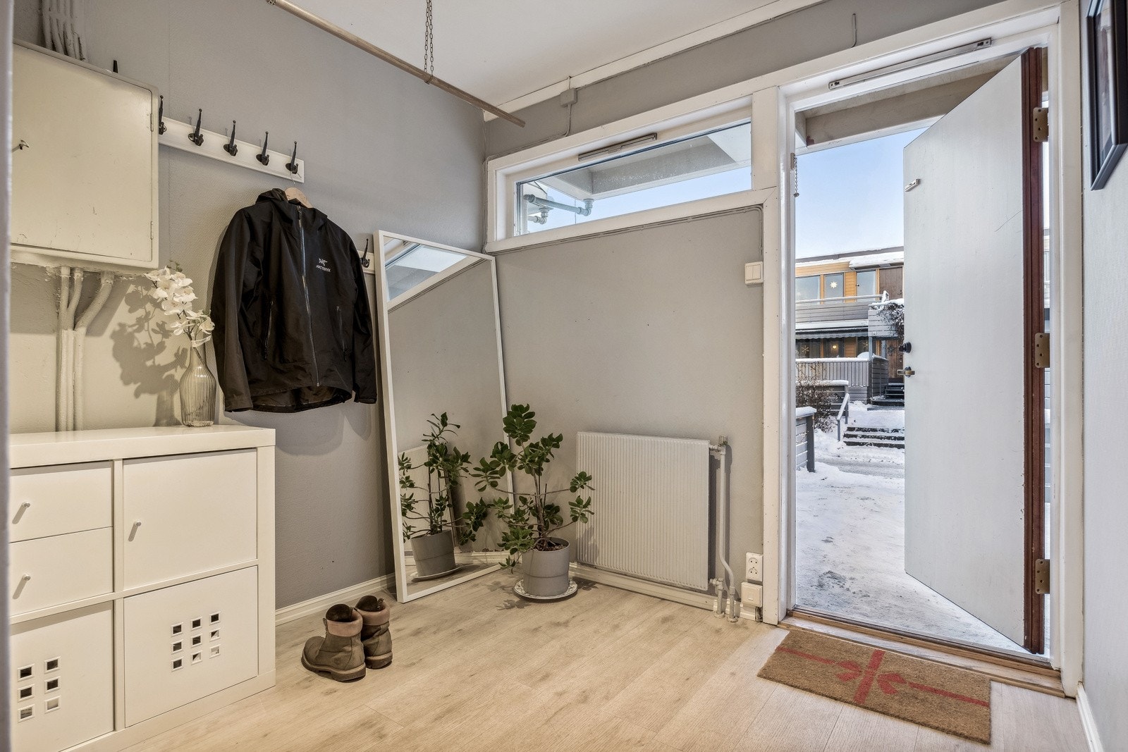Velkommen inn. Her møtes man av en stor og åpen gang med god plass for ulike garderobeløsninger. Radiator som varmekilde. Galleribilde