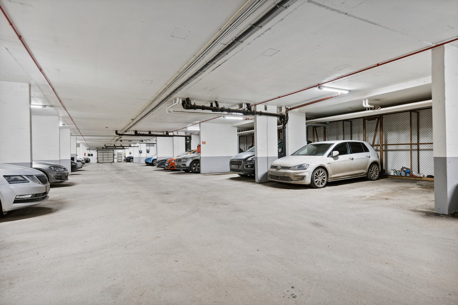 Med boligen følger det egen plass i oppvarmet garasjeanlegg rett ved. Her kan man montere egen ladeboks til el-bil om ønskelig. (Bildet er tatt fra en annen tilsvarende garasje). Galleribilde
