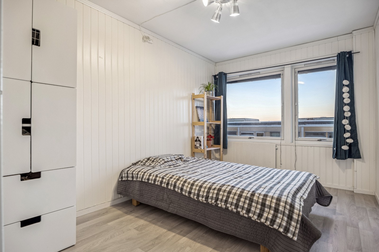Soverom 3 er også på 10 kvm. God plass for stor seng, garderobe (garderobeskap følger med) og kontorpult. Radiator som varmekilde. Galleribilde