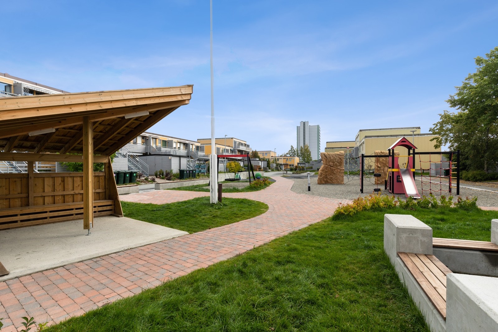 Borettslaget har store, fine friområder til benyttelse for beboerne, med lekeplasser, grøntarealer og flotte møteplasser som bidrar til å skape et hyggelig nabolag. Galleribilde
