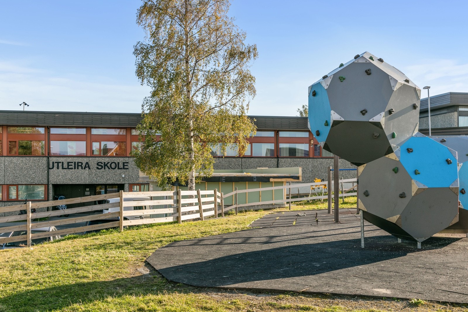 Utleira barneskoleligger bare noen få minutters gange fra boligen. Galleribilde