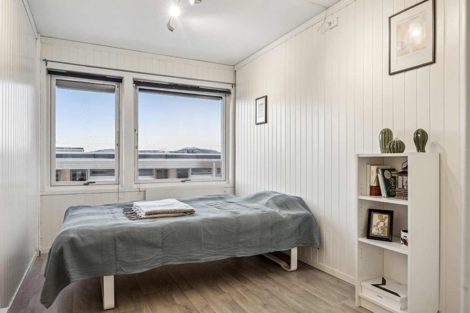 Soverom 2 er på 10 kvm. God plass for stor seng, garderobe (garderobeskap følger med) og kontorpult. Radiator som varmekilde. Galleribilde