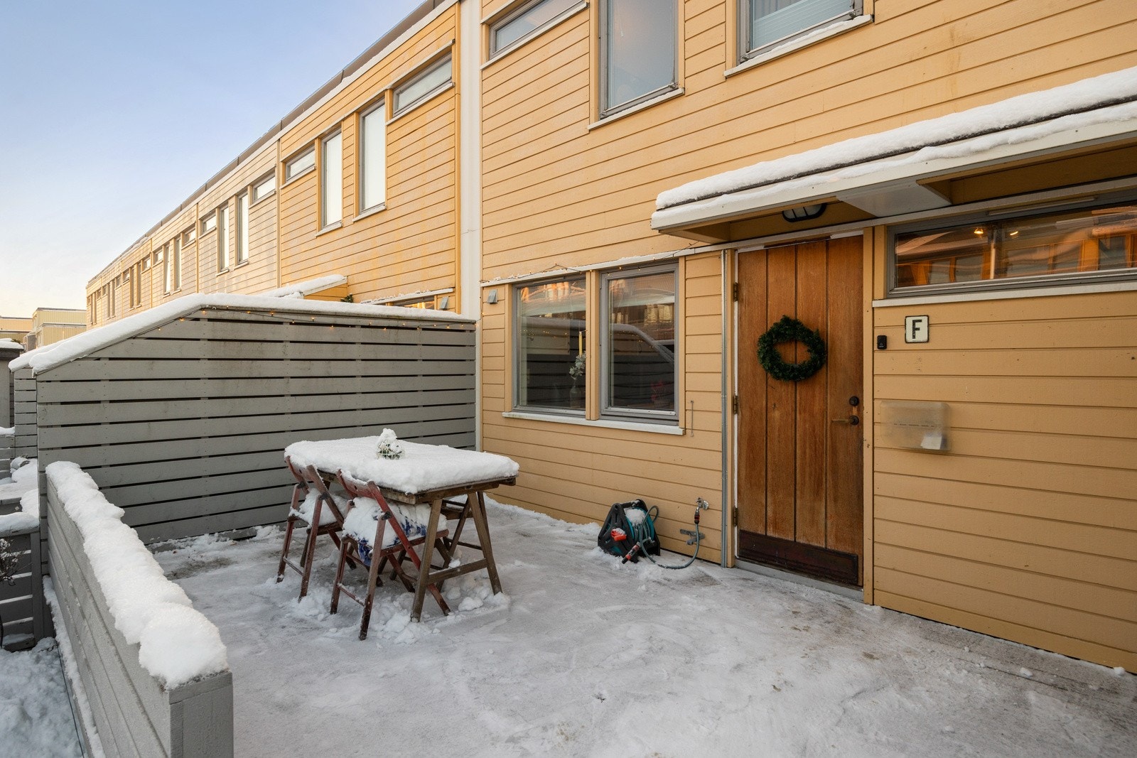 Terrasse ved inngangsparti. Her kan man nyte solen fra tidlig morgen til formiddag. Galleribilde