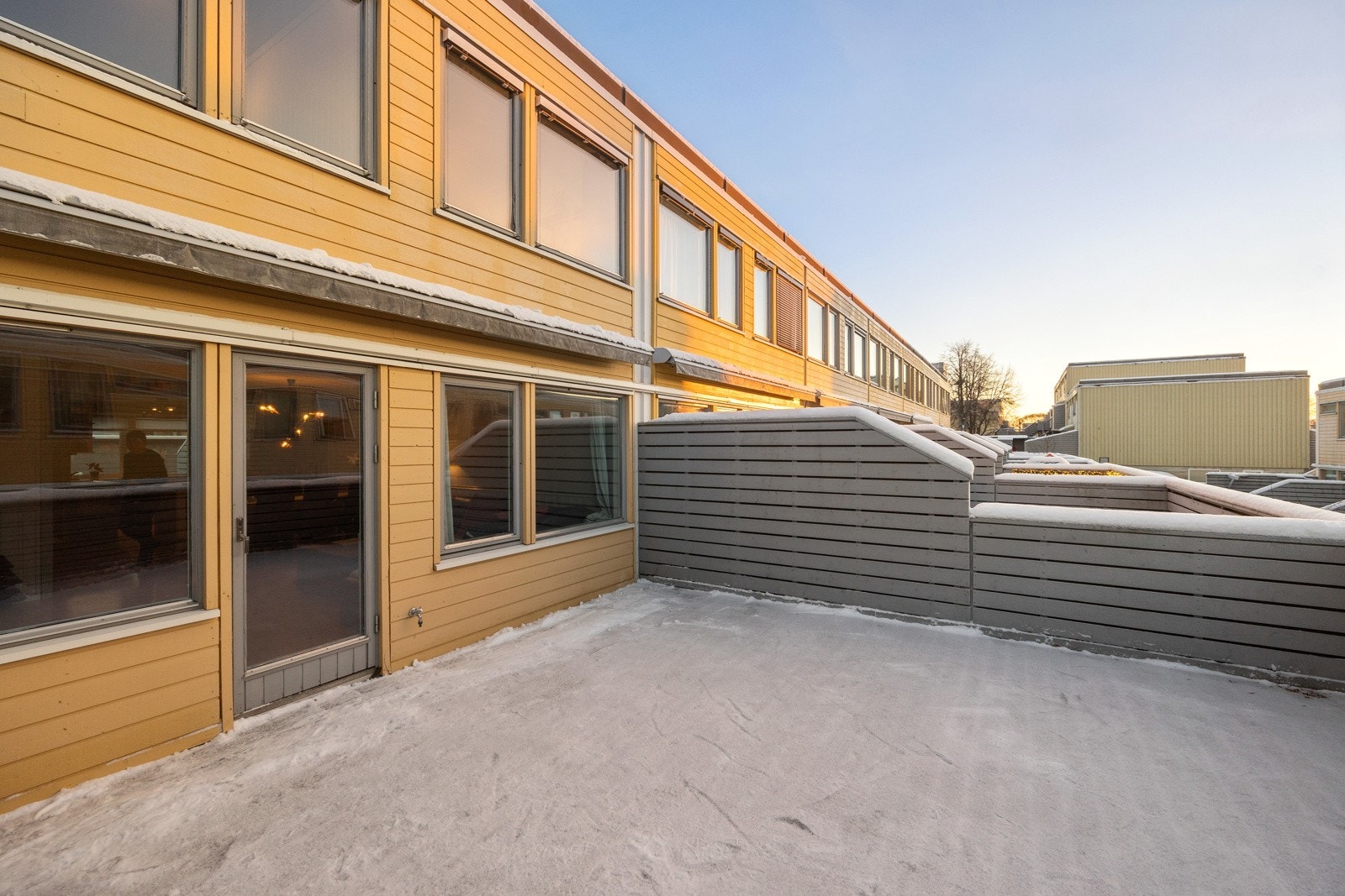 Fra stuen går man ut til den store terrassen på baksiden. Her har man solen fra formiddag til kveld på sommers tid.Merkise som kan skjeme for sol og duskregn. Galleribilde