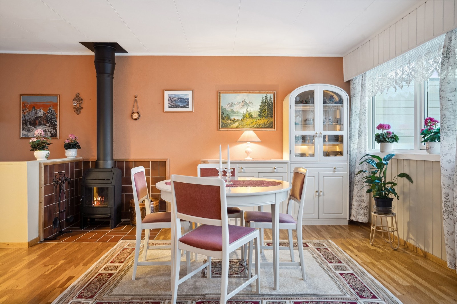 Stue med vedfyring Galleribilde