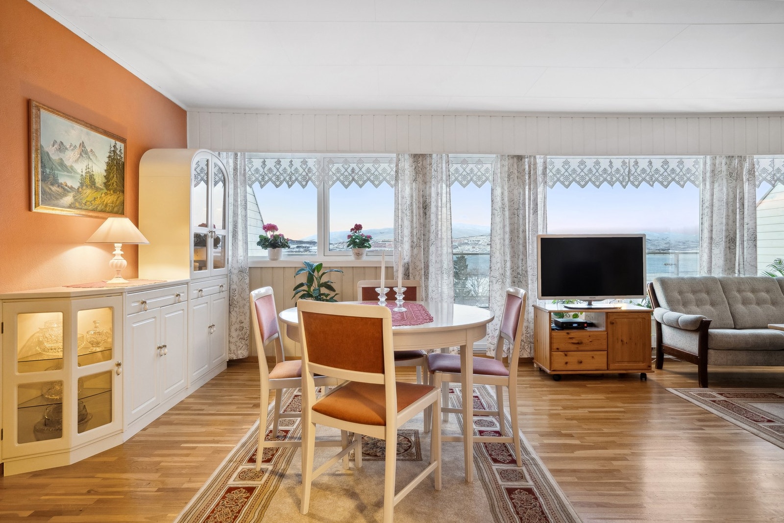 Stue med god plass til spisebord. Galleribilde