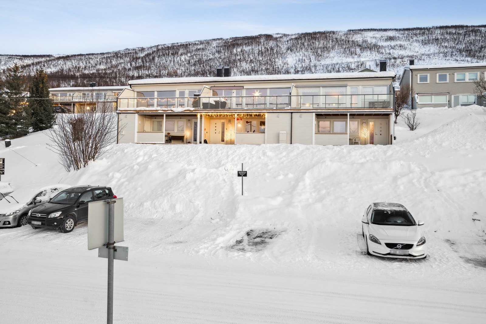 Fasade. Parkering i forkant av boligen. Galleribilde