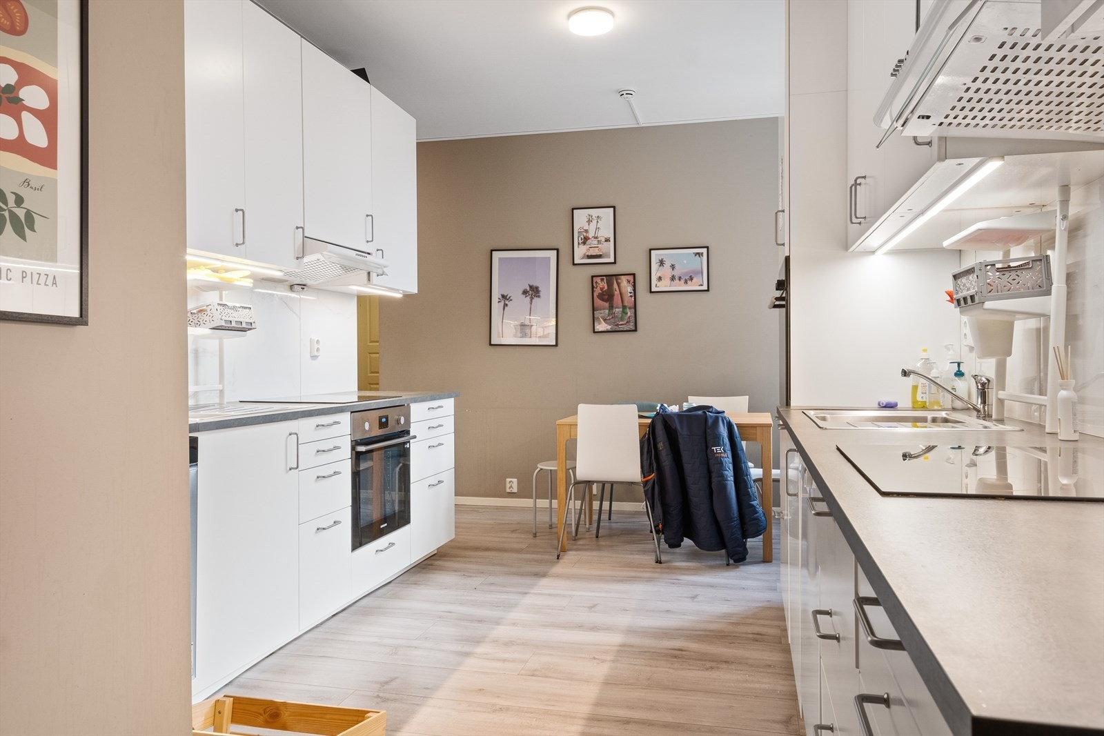 Romslig og pent kjøkken fra 2017. Innredning består av slette fronter og benkeplater i laminat. Galleribilde