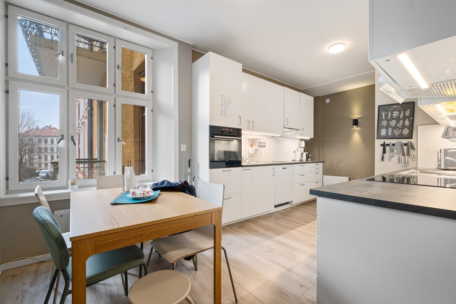 Av hvitevarer er det 2 x stekeovn, 2 x vaskemaskin, 2 x platetopp med hver sin vifte. Galleribilde