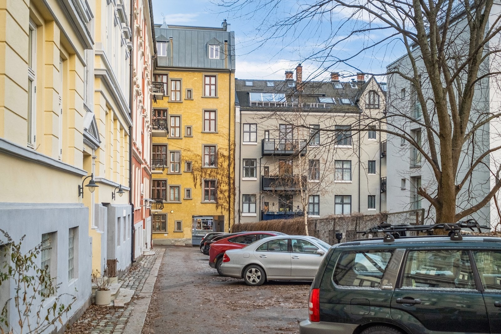 Bakgård. Galleribilde