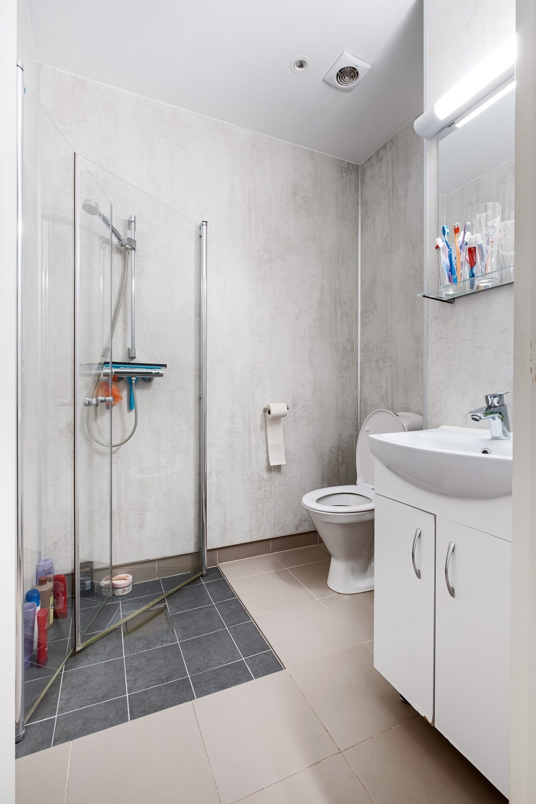 Baderommene er oppgradert i 2017 med flislagt gulv med varmekabler og baderomsplater på veggene. Galleribilde