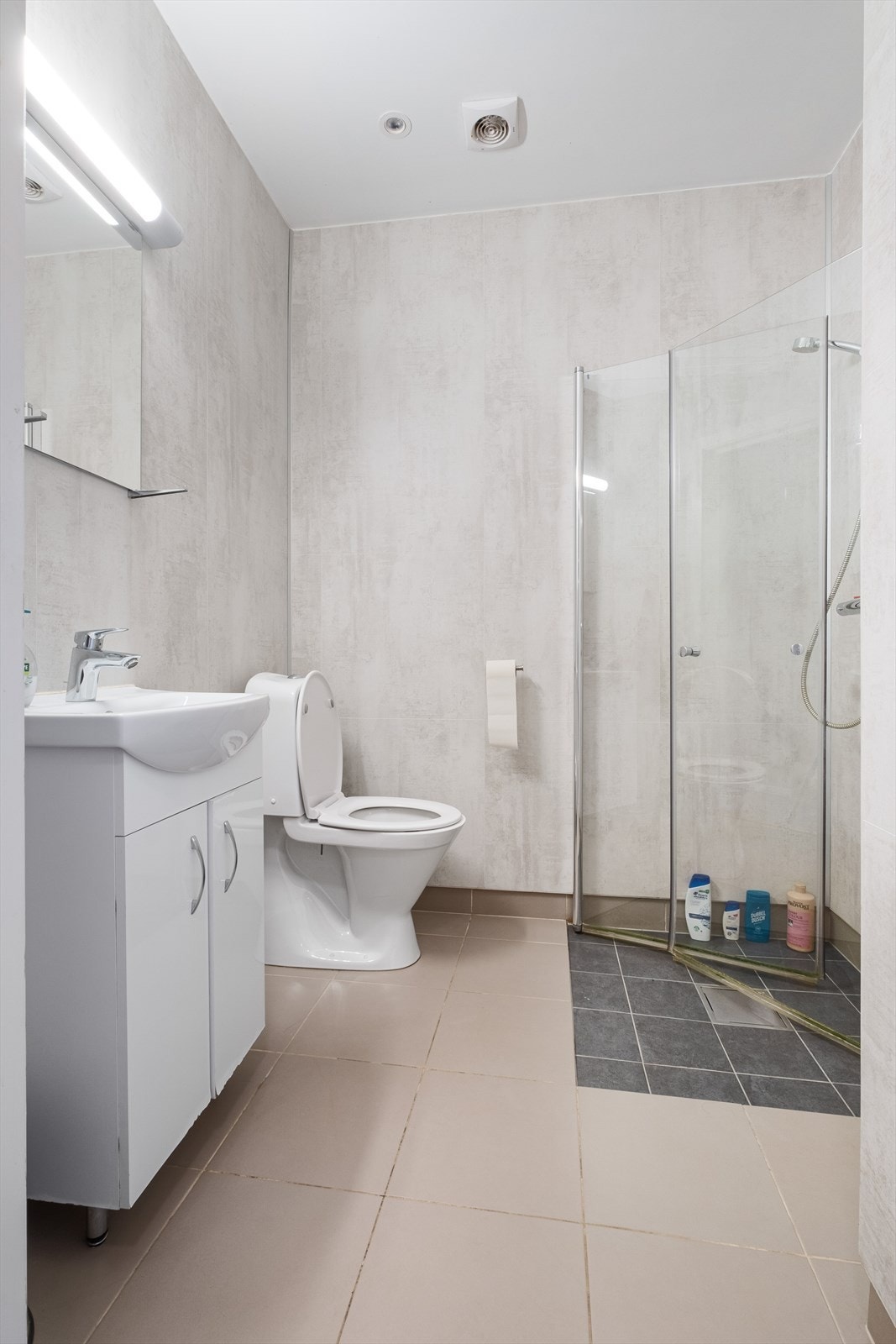 Baderommene er oppgradert i 2017 med flislagt gulv med varmekabler og baderomsplater på veggene. Galleribilde