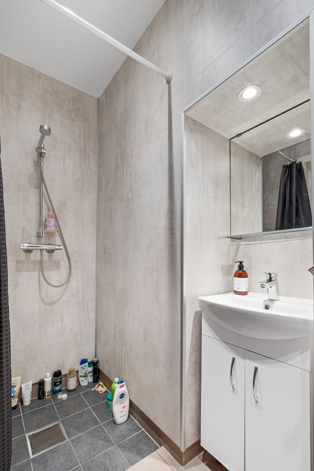 Baderommene er oppgradert i 2017 med flislagt gulv med varmekabler og baderomsplater på veggene. Galleribilde