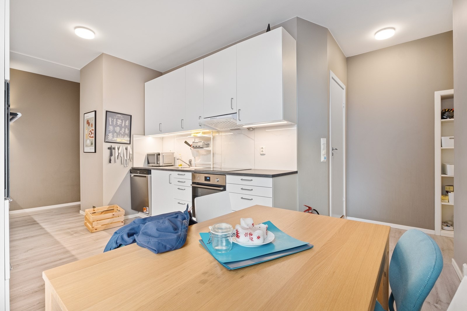 Spiseplass på kjøkken. Galleribilde