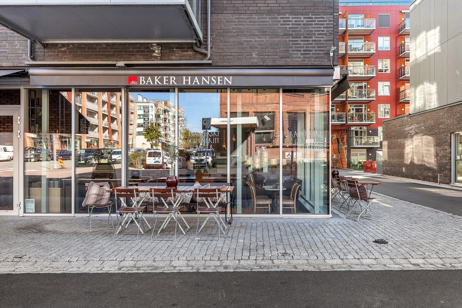 Baker Hansen i nabobygget er en etablert og meget god nabo. Her kan det hver dag kjøpes ferske brød, bakervarer, smoothies m.m. Galleribilde