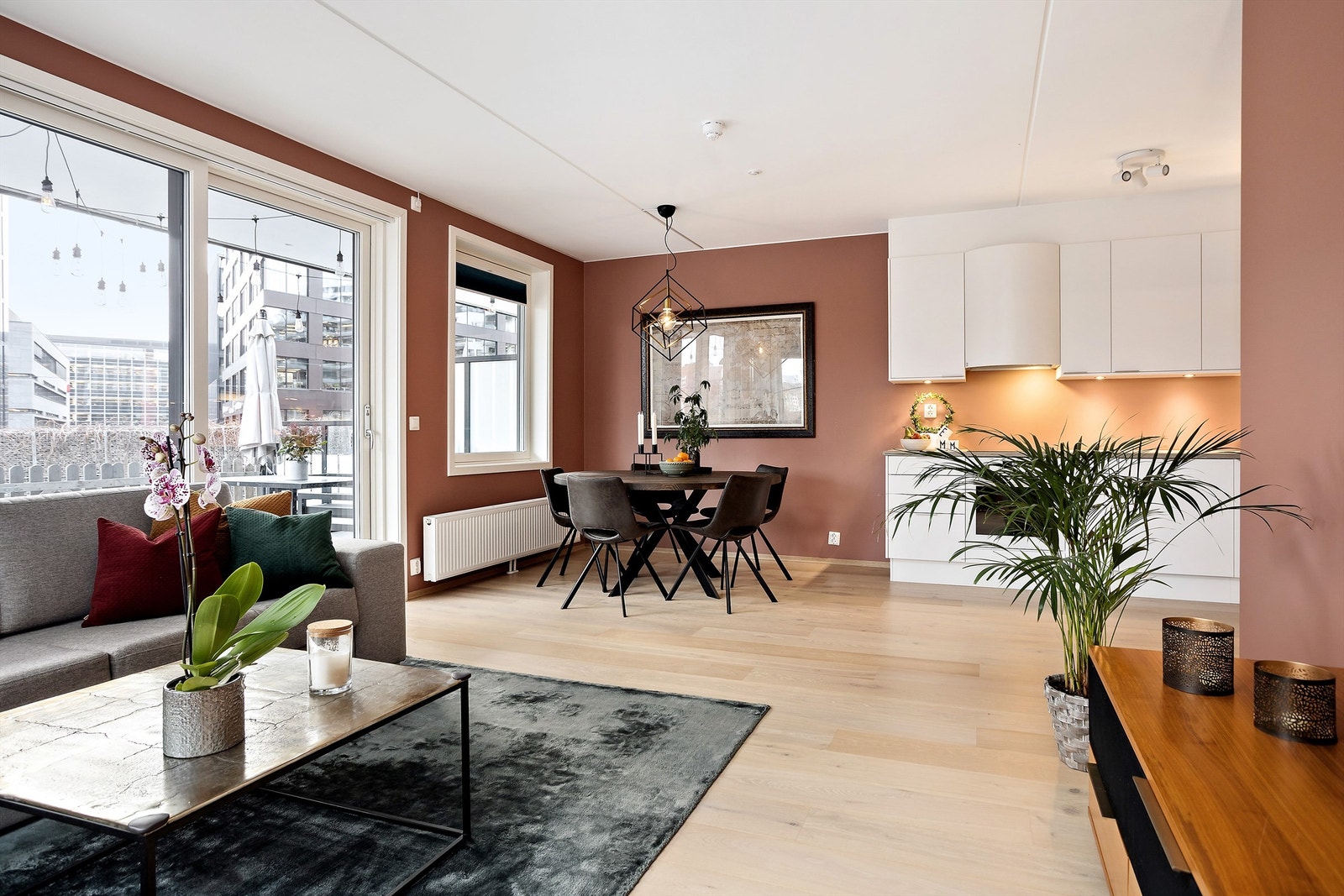 Flott og romslig stue med god plass til sofagruppe og store vindusflater som slipper inn rikelig med dagslys Galleribilde