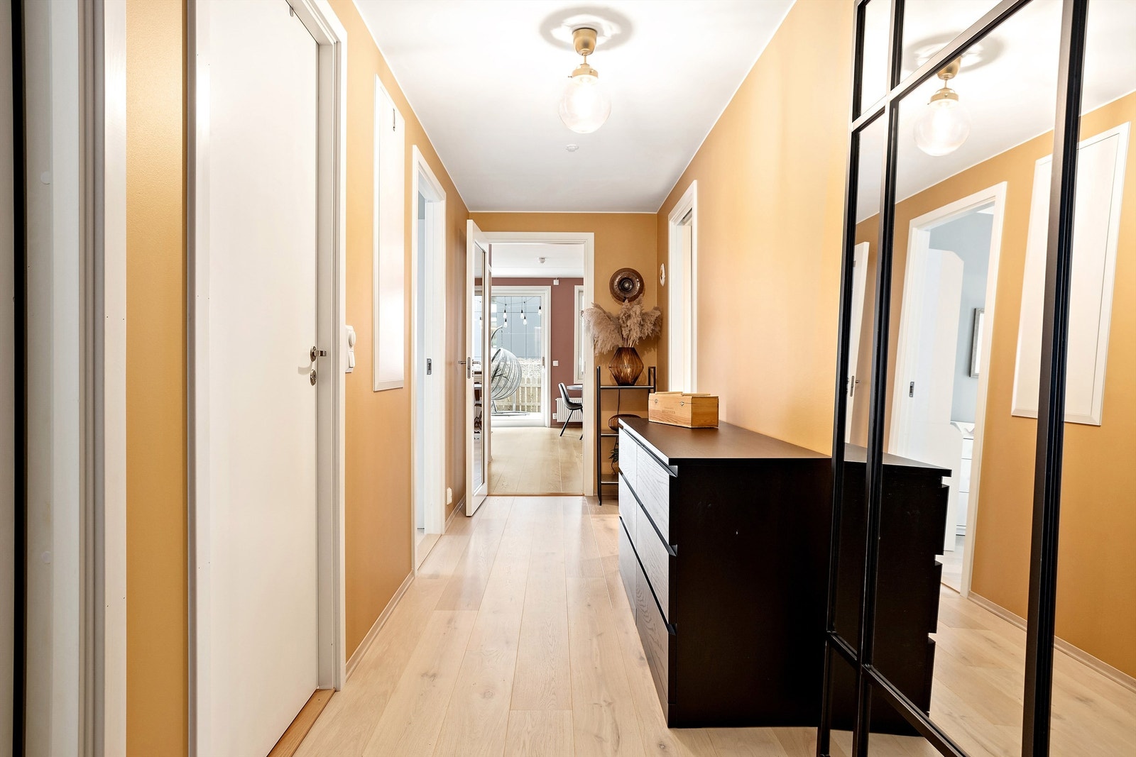 Koselig gang med god plass til å henge fra seg yttertøy og sette fra seg skoene. Galleribilde