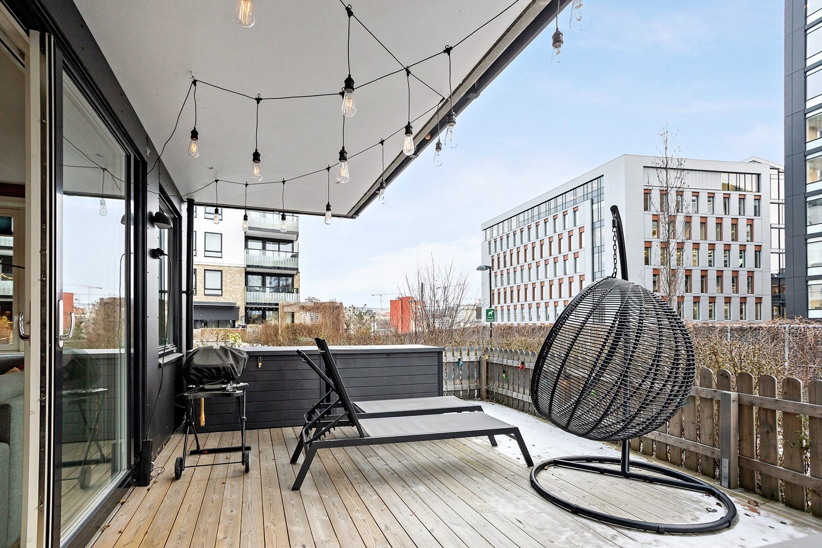 Fra stuen er det adkomst til en stor terrasse på ca 26 kvm Galleribilde
