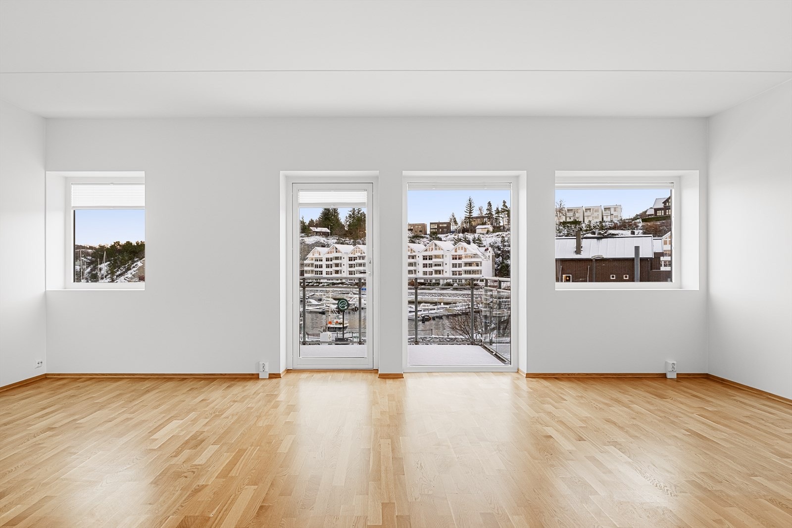Stuen har utgang til en balkong med flott utsikt. Galleribilde