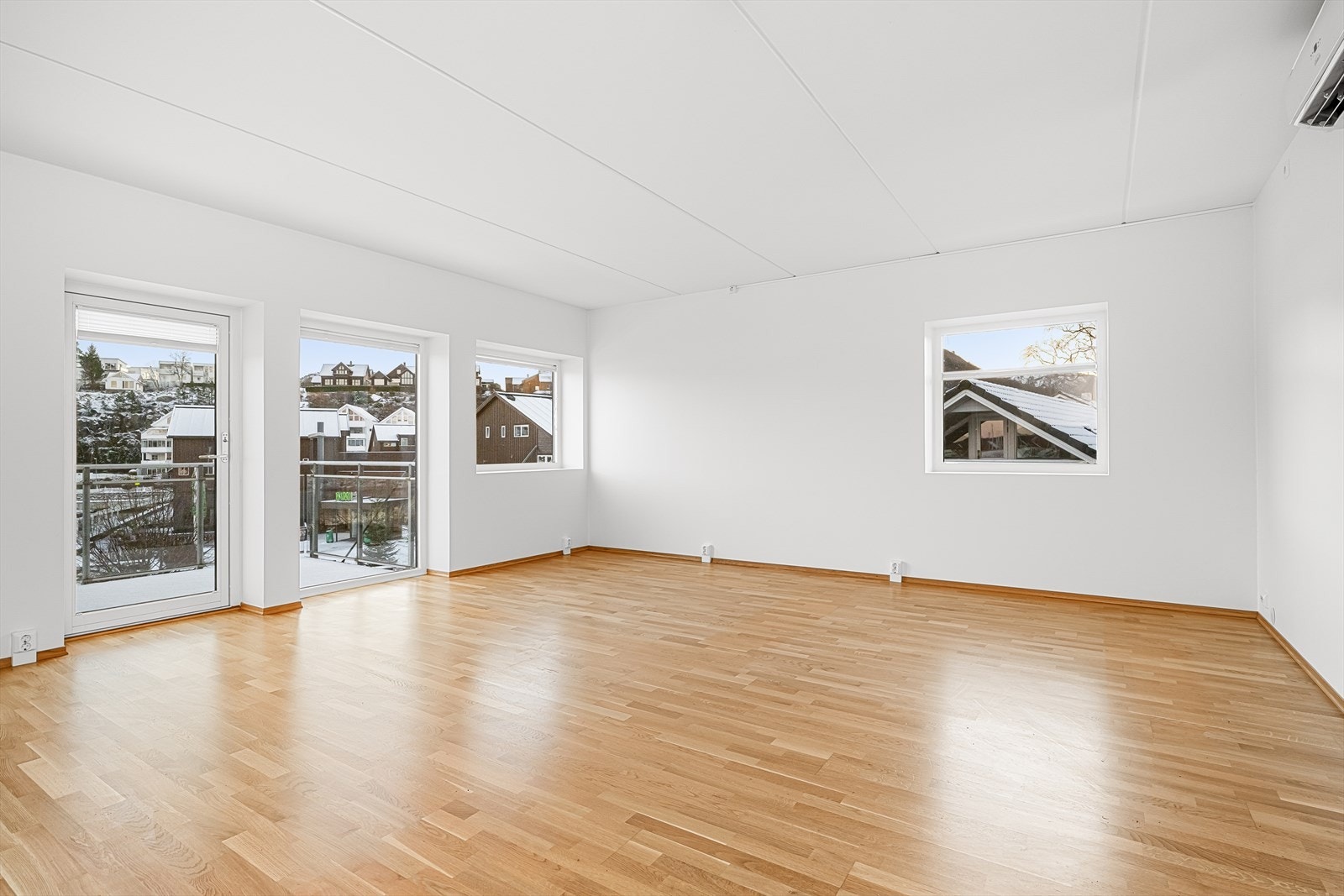 Stuen er av god størrelse og har god plass til flere brukssoner Galleribilde