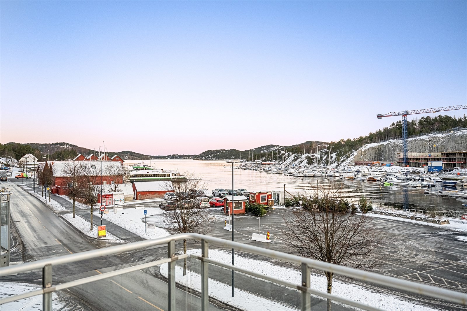 Flott utsikt fra balkongen i front av stuen. Galleribilde