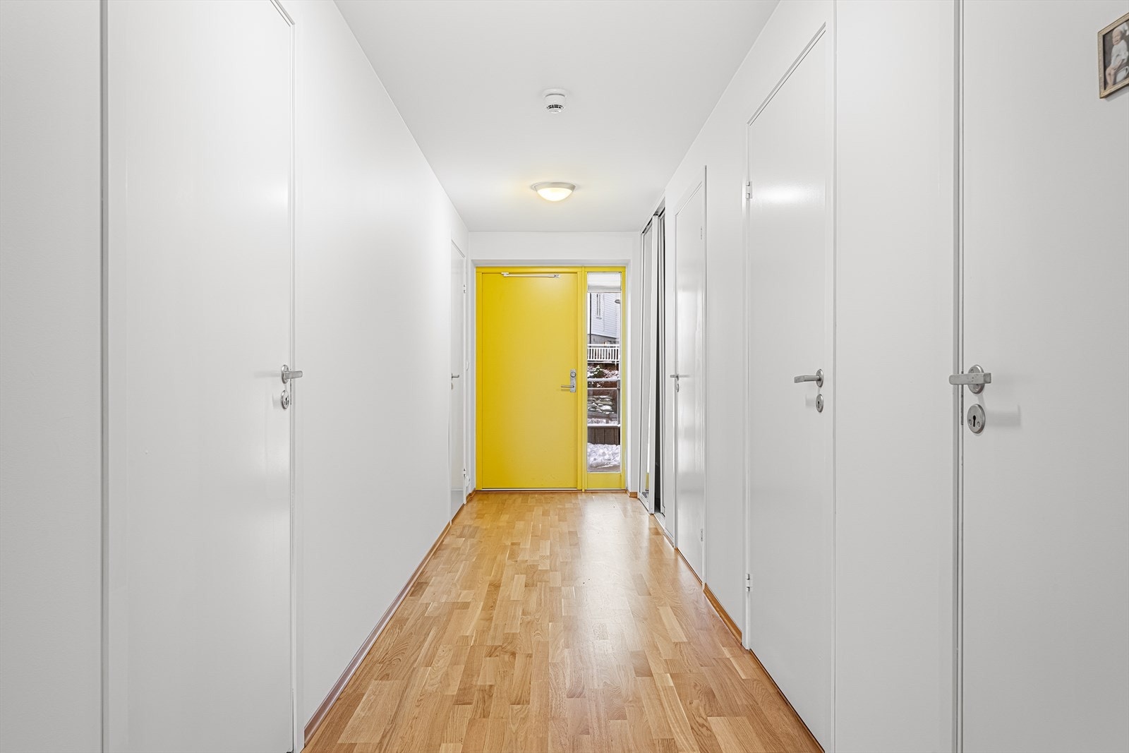 Romslig gang med skyvedørsgarderobe. Galleribilde