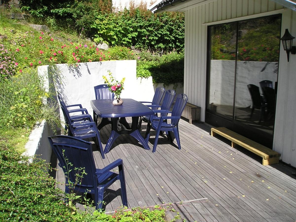 terrasse med hagemøbler og grill, klesnor Galleribilde