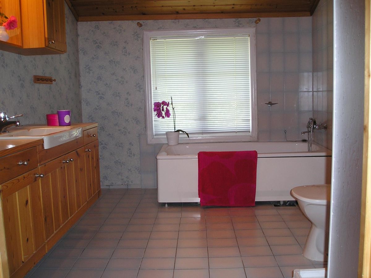 Bad 1. badekar , dusj, wc vask. varmekabler. Galleribilde