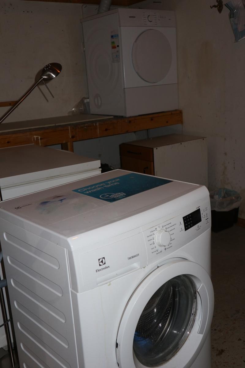 Vaskekjeller , helautomatisk vaskemaskin, tørketrommel, vaskekom,store hyller, 1 frysweboks Galleribilde
