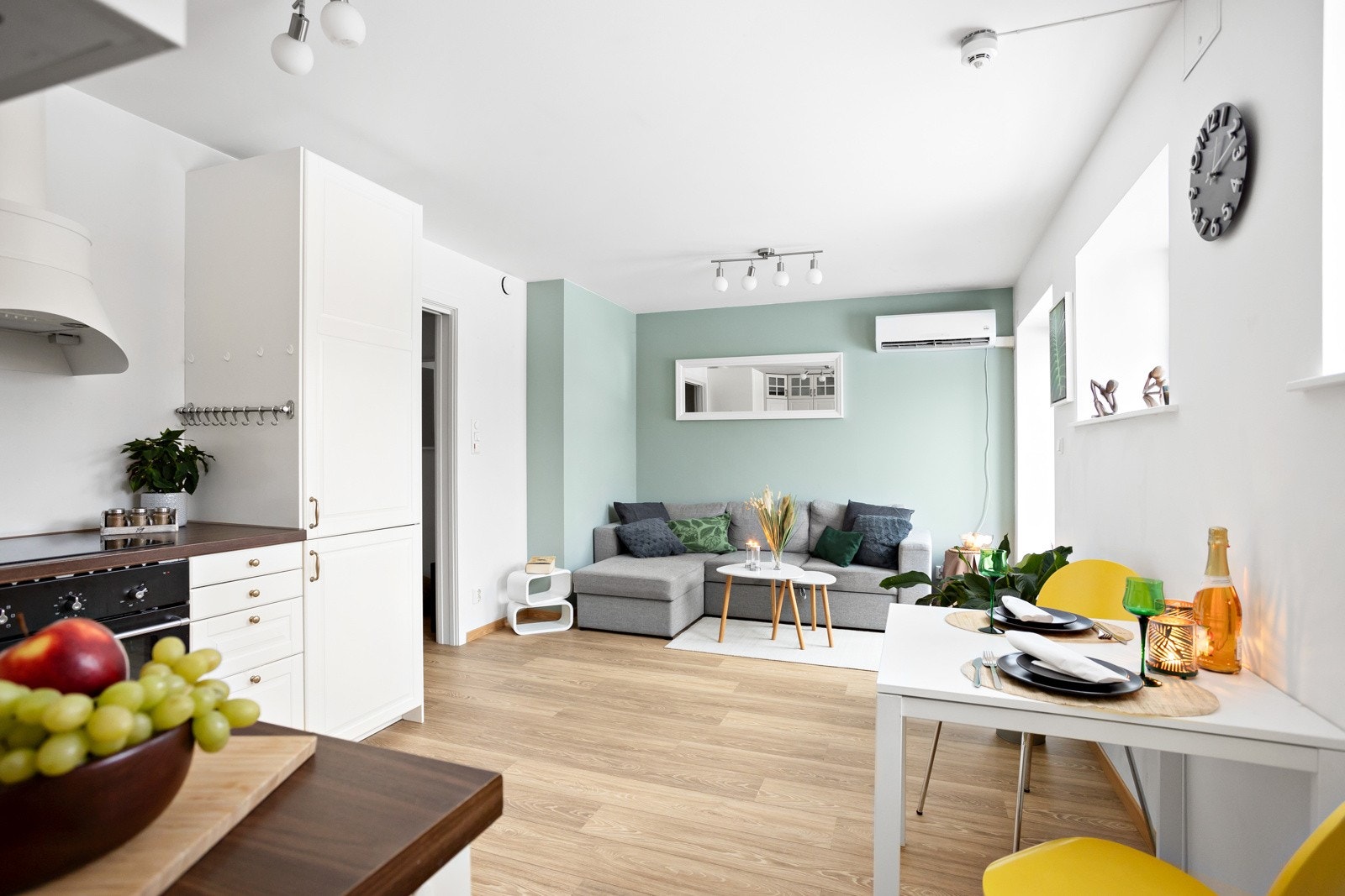 De store vindusflatene slipper inn rikelig med lys og skaper en herlig atmosfære i stuen. Galleribilde