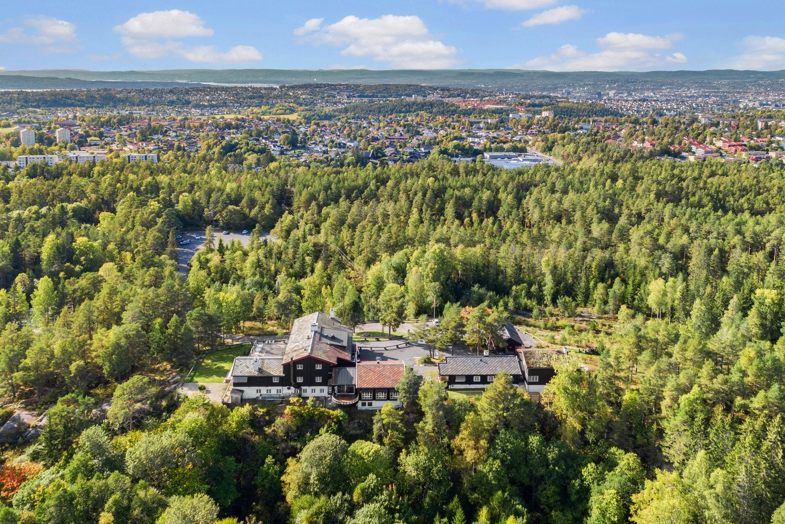 Det er kort vei til Østmarksetra og Ulsrudvannet fra boligen. Galleribilde