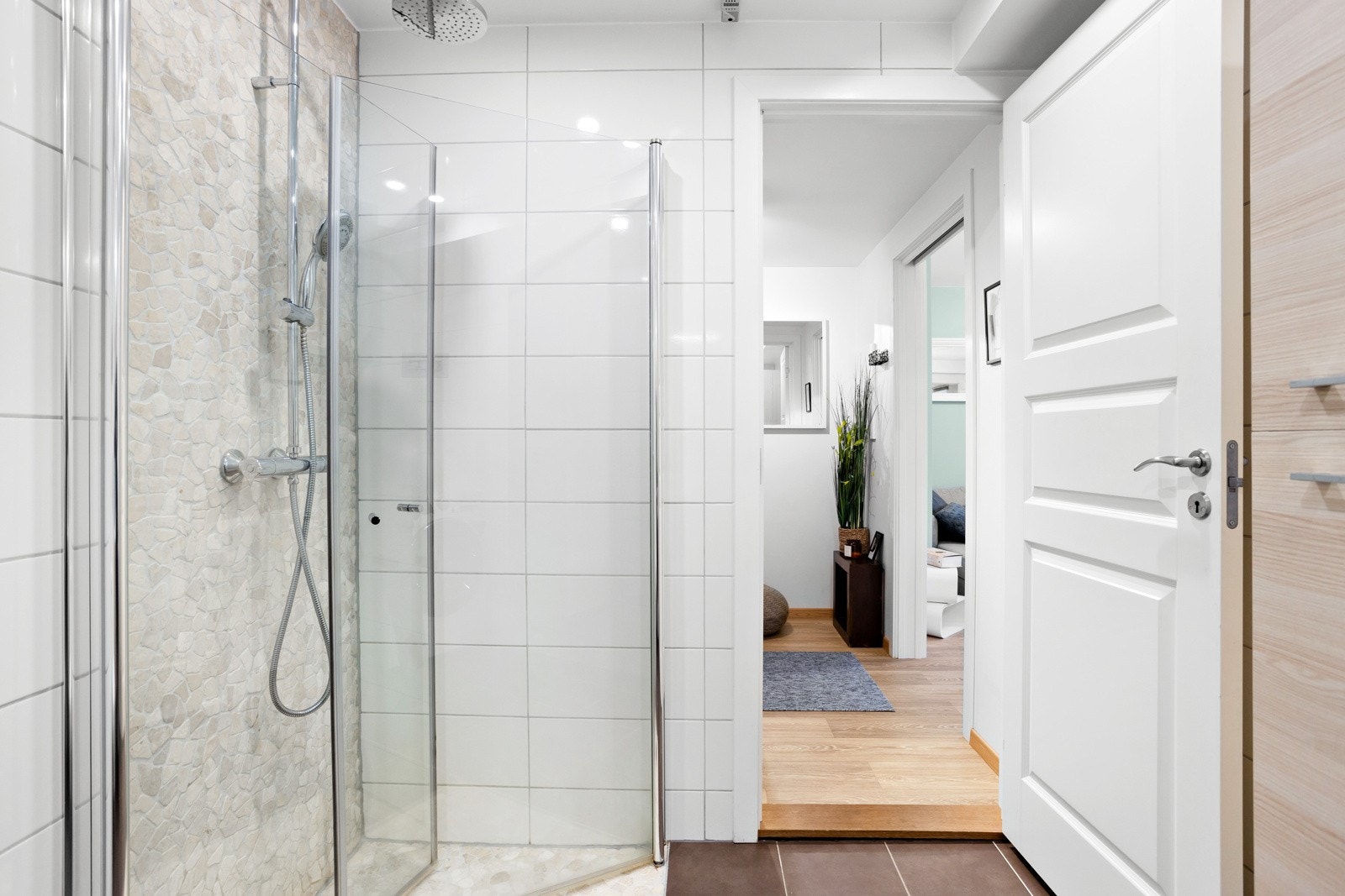 Badet har varmekabler i gulv og opplegg for vaskemaskin. Galleribilde