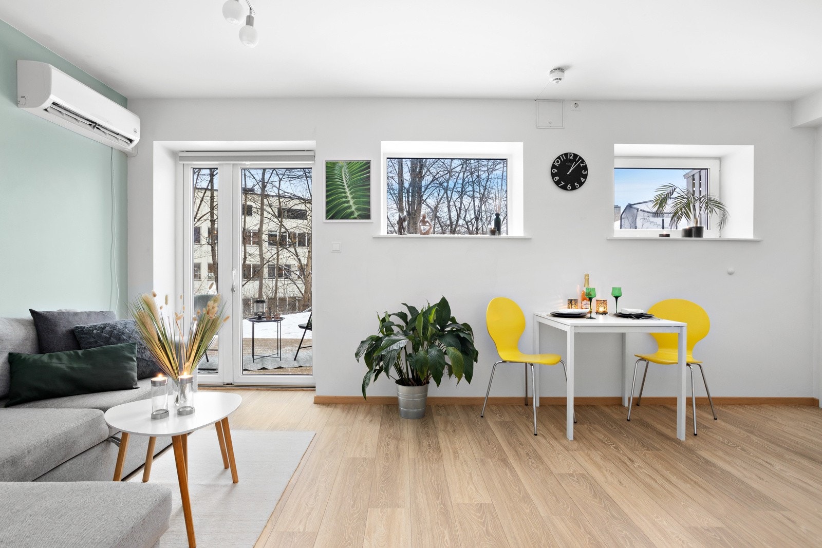 Fra stuen er det utgang til nordvestvendt terrasse på ca 9kvm. Galleribilde