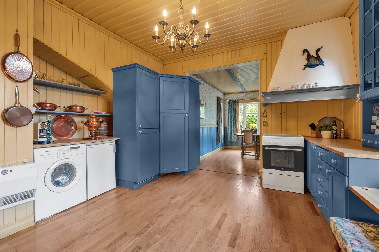 På kjøkkenet er det alt av hvitevarer. Galleribilde