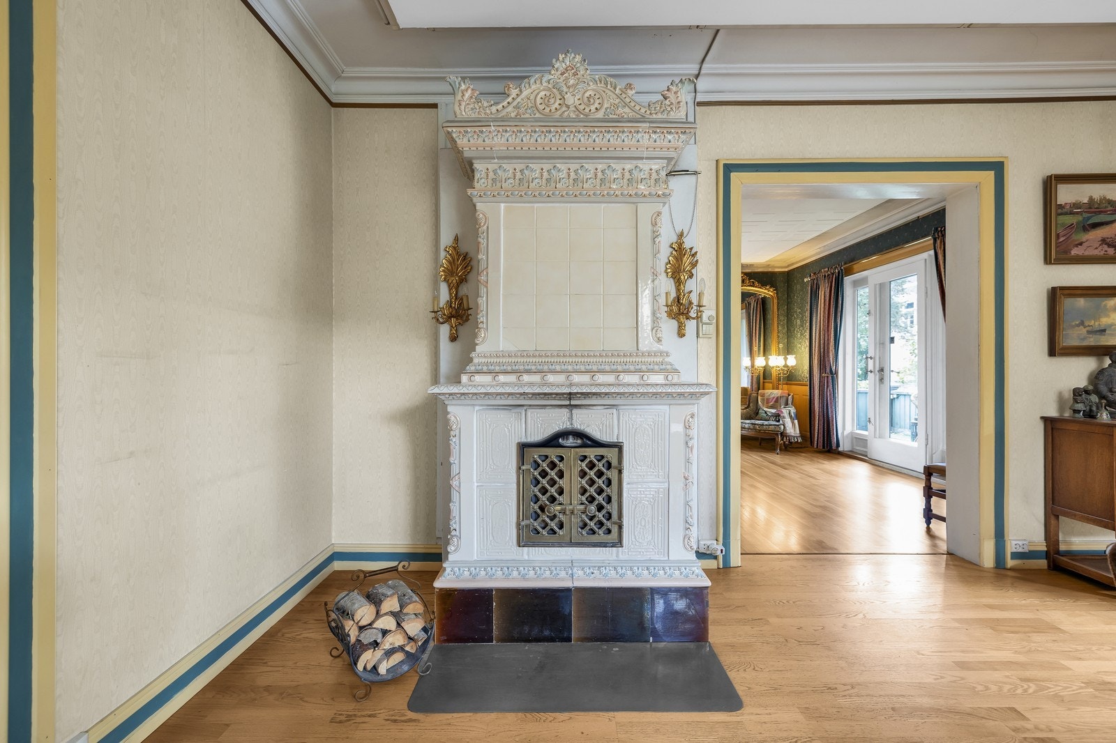 Stor og flott kakkelovn i stue i 1.etasje. Galleribilde