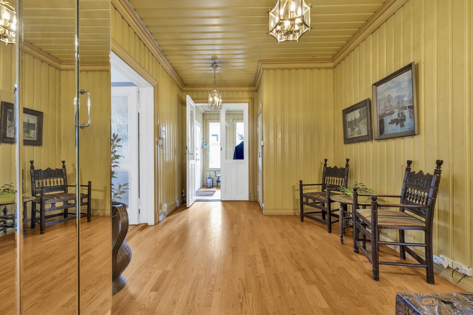 Hall med adkomst til toalettrom, stue, spisestue og hovedsoverom. Galleribilde