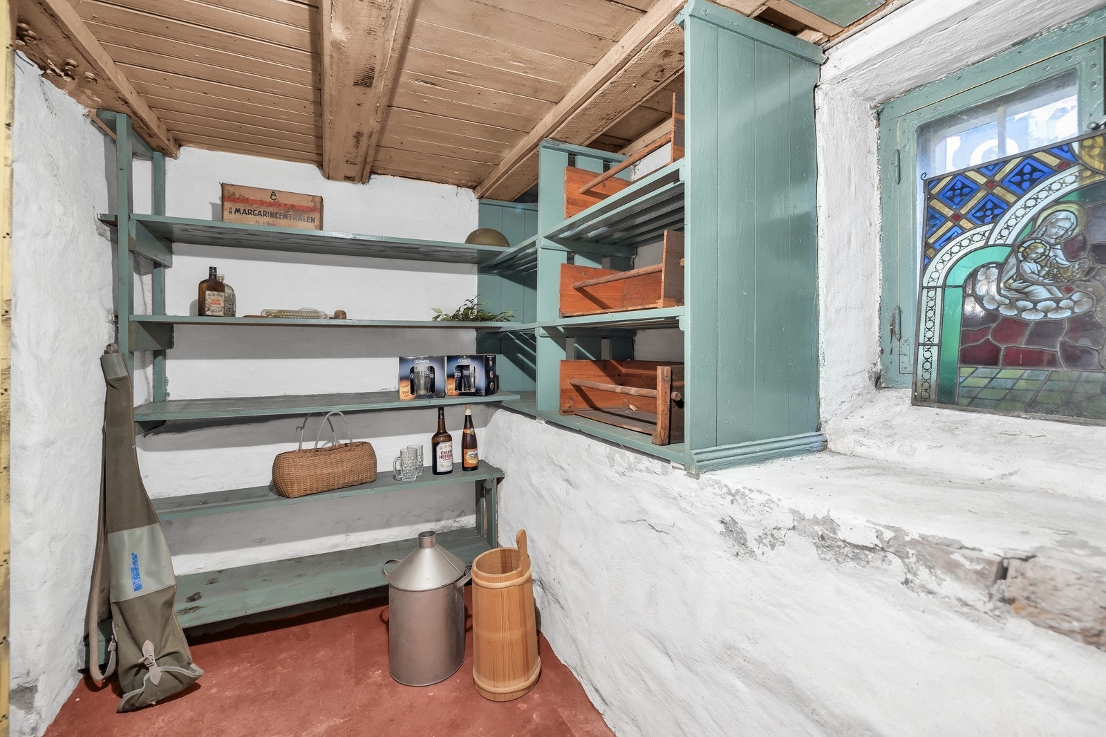Kjeller med flere boder. Galleribilde