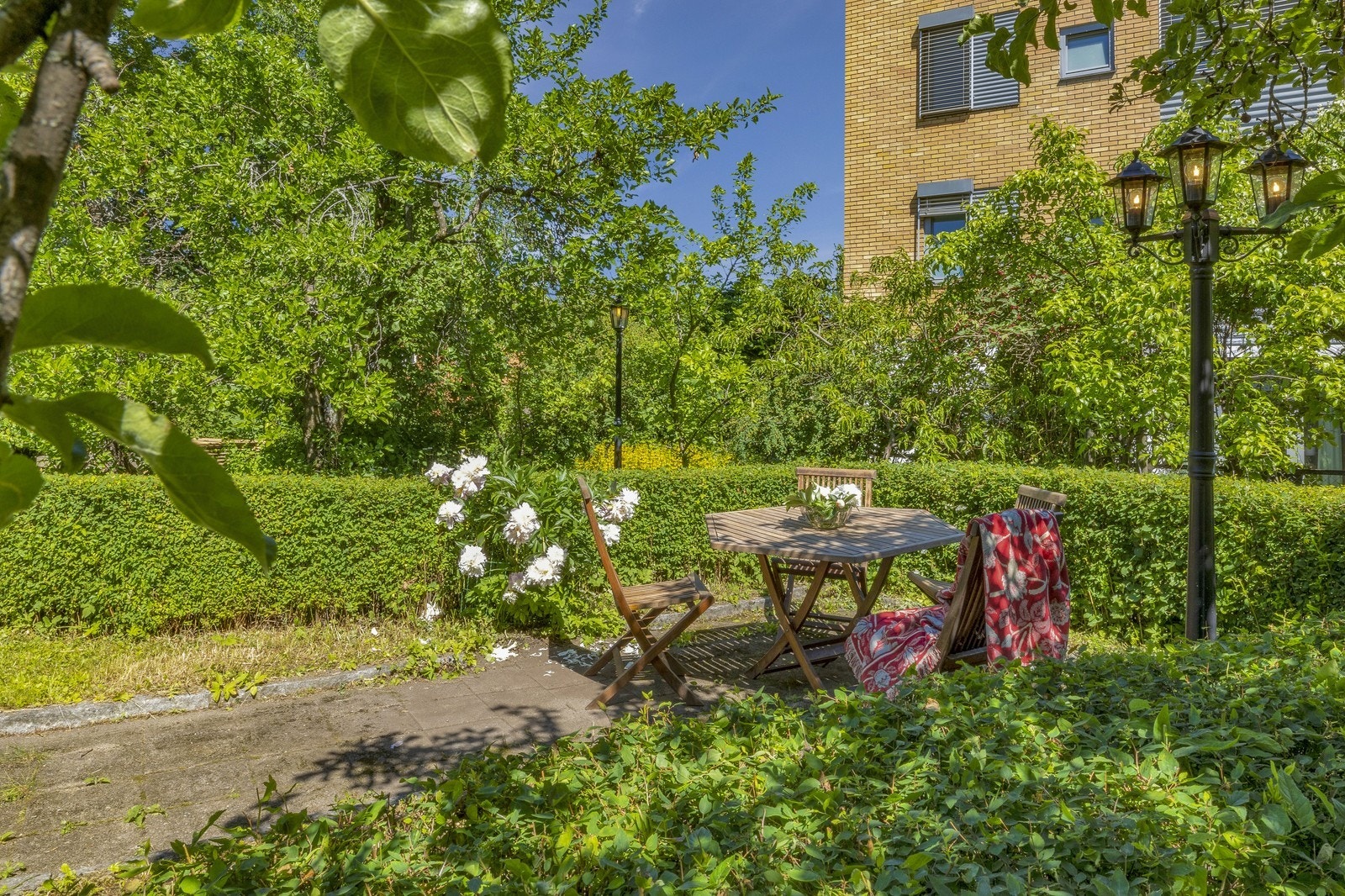 Tomten er pent opparbeidet med flere sitteplasser. Galleribilde
