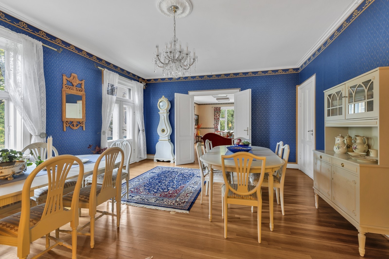 Stor spisestue med utgang til balkong. Galleribilde